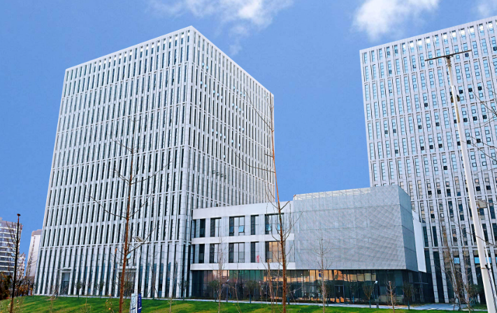 微盟汇建站技术架构演进与行业应用趋势解析
